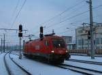 1016 018-2 auf dem Weg zum nchsten Einsatz. Aufgenommen am 8. Dezember 2012 im Bahnhof von Salzburg.