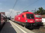 1016 028-1 steht am 22. August 2008 neben 111 034-5 im Bahnhof von Prien am Chiemsee.