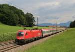 1016 028-1 ist schiebend in Richtung Salzburg am 31. Mai 2014 bei Teisendorf im Einsatz.