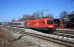 1016 035-6 beim Halt am 15. April 2013 im Bahnhof von Prien am Chiemsee.
