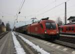 1016 037-2 durchfhrt am 28. Mrz 2013 mit einem Gterzug den Bahnhof von Prien am Chiemsee.