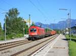 br-1016/404712/1016-047-1-mit-einem-gemischten-gueterzug 1016 047-1 mit einem gemischten Gterzug am 13. Juni 2013 beim durchfahren des Bahnhofs von Bernau am Chiemsee.