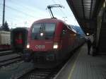 1016 033-1 ist soeben in der Dmmerung in den Salzburger Hauptbahnhof  eingefahren.