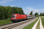 1016 012 war mit einem  EC  am 2. Juni 2021 bei Grabensttt in Richtung Mnchen unterwegs.