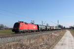 1016 008 mit einem Kesselwagenzug auf dem Weg nach Mnchen am 28. Februar 2022 bei bersee am Chiemsee.