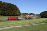 1016 024 war mit einem  EC  aus Salzburg kommend in Richtung München unterwegs. Aufgenommen am 25. Oktober 2023 bei Axdorf.