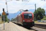 1116 101-7 durchfhrt am 14. Juli 2013 den Bahnhof von Prien am Chiemsee.
