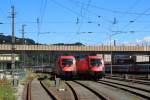 br-1116/445611/1116-128-8-und-1116-185-warten 1116 128-8 und 1116 185 warten am 17. August 2014 im Bahnhof von Kufstein/Tirol auf ihren nchsten Einsatz.