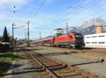 1116 241-1 bei der Ausfahrt aus dem Bahnhof von St. Johann in Tirol am 20. Oktober 2013.