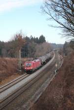 br-1116/474307/1116-051-mit-einem-kessel-wagenzug-aus 1116 051 mit einem Kessel-Wagenzug aus Salzburg kommend am 31. Dezember 2015 bei Sossau.
