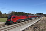1116 202 folgte kurz darauf mit einem weiteren Railjet aus Salzburg. Aufgenommen am 21. Februar 2020 bei Grabensttt im Chiemgau.