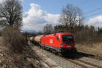 1116 082 war am 31. Mrz 2020 mit einem Kesselwagenzug bei Grabensttt in Richtung Freilassing unterwegs.