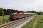 1116 221 aus Salzburg kommend am 4. Mai 2020 bei Grabensttt.