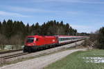 1116 182 war am 9. April 2021 schiebend an einem  EC  in Richtung Salzburg unterwegs. Aufgenommen bei Grabensttt im Chiemgau.