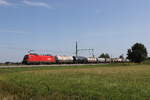1116 129 mit einem Kesselwagenzug aus Salzburg kommend am 21. August 2021 bei bersee an Chiemsee.
