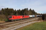 1116 089 und 1116 252 mit einem gemischten Gterzug aus Salzburg kommend am 4. Januar 2023 bei Sossau im Chiemgau.