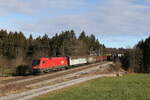 1116 149 mit einem gemischten Gterzug aus Salzburg kommend am 14. Januar 2023 bei Sossau im Chiemgau.