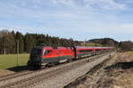 1116 208 aus Salzburg kommend am 22. Februar 2023 bei Htt im Chiemgau.