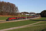 1116 220 war am 17. Dezember 2023 bei Axdorf in Richtung Rosenheim unterwegs.