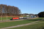 1116 061 mit einem Kesselwagenzug aus Salzburg kommend am 18. Dezember 2023 bei Axdorf im Chiemgau.