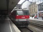 1144 213 fuhr soeben am Zugende in den Mnchner Hauptbahnhof ein.