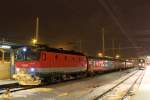1144 098 mit einem REX nach Wrgl, aufgenommen am Abend des 8. Dezember 2012 im Hauptbahnhof von Salzburg.
