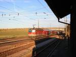 br-1144/449896/1144-258-durchfaehrt-am-20-maerz 1144 258 durchfhrt am 20. Mrz 2014 den Bahnhof von Kirchstetten.