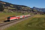 br-1144/464981/1144-240-9-mit-einem-regionalzug-aus 1144 240-9 mit einem Regionalzug aus Kitzbhel kommend am 1. November 2015 bei Kirchberg.
