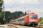 1216 014-1 durchfhrt am 20. August 2013 auf dem Weg zum Brenner den Bahnhof von Assling.