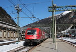 1216 016 bei der Ausfahrt aus dem Bahnhof  Brenner  am 19. Mrz 2016 mit einem EC in Richtung Verona.