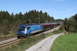 1216 236 schob am 9. Oktober 2020 einen Railjet bei Grabensttt in Richtung Salzburg.