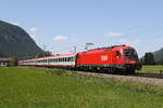 1216 011 war mit einem  EC  am 14. Juni 2023 bei Niederaudorf in Richtung Brenner unterwegs.