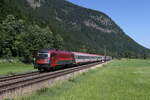 1216 019 mit einem  EC  auf dem Weg zum Brenner. Aufgenommen am 29. Juni 2023 bei Niederaudorf.