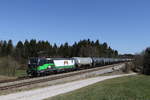 193 753 von MMV Rail Austria  mit einem Kesselwagenzug aus Salzburg kommend am 6. April 2020 bei Grabensttt im Chiemgau.