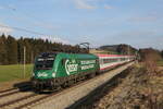 br-xx16-werbeloks/803487/1116-021-goesser-bier-mit-dem-ec 1116 021 'Gsser-Bier' mit dem EC 112 aus Salzburg kommend am 12. Februar 2023 bei Htt im Chiemgau. Aufgrund eines belegten Gleises in bersee fuhr der Zug auf dem Gegengleis.