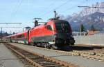 Aufgrund einer Streckensperrung zwischen Traunstein und Freilassing, wurden an diesem Wochenende verschiedene Railjet-Zge ber die  Gisela-Bahn  umgeleitet. 1116 236 zog diese Garnitur soeben durch den Bahnhof von St. Johann/Tirol in Richtung Salzburg.