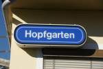 Schild am Bahnhof von Hopfgarten in Tirol am 30.