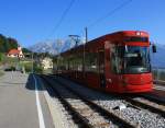Triebwagen 326 der  Stubaital-Bahn  war am 16. August 2013 auf dem Weg nach Innsbruck. Aufgenommen im Haltepunkt  Kreit .