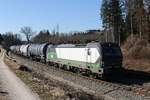 193 239 von  ELL  mit einem Kesselwagenzug am 7. Februar 2020 bei Grabensttt.