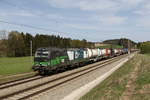 193 223 war mit einem Containerzug am 16. April 2020 bei Grabensttt im Chiemgau nach Mnchen unterwegs.