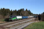 193 722 von  ELL  war mit einem  SETG-Holzzug  am 30. Dezember 2022 bei Grabensttt in Richtung Mnchen unterwegs.