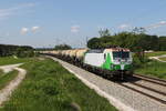 193 285 war am 19. Mai 2020 bei Grabensttt im Chiemgau, mit einem Kesselwagenzug in Richtung Freilassing unterwegs.