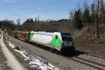 187 302 war mit einem  Holzzug  am 9. April 2021 bei Grabensttt auf dem Weg nach Salzburg.