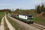 setg/734811/193-832-mit-einem-holzzug-aus 193 832 mit einem Holzzug aus Mnchen kommend am 4. Mai 2021 bei Grabensttt im Chiemgau.