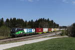 193 237 der  Wiener Lokalbahn Cargo  mit einem Containerzug aus Salzburg kommend am 12. April 2020 bei Grabensttt am Chiemsee.