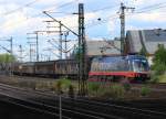 242 517 des schwedischen Unternehmens  HECTORRAIL , durchfhrt mit einem Gterzug am 31. Juli 2013 den Bahnhof von Hamburg-Harburg.