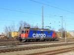 Die SBB Cargo-Lok Re 4/4 421 373-2 durchfuhr am 6. Februar 2014 den Landshuter Bahnhof.