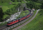 Re 4/4 II 11328, Re 6/6 11681, Re 6/6 11685 und Re 421 388 sind in Richtung Erstfeld unterwegs. Aufgenommen am 25. Mai 2016 in der Wattinger Kurve.