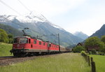 Re 4/4 II 11263 und Re 6/6 11627 vom Gotthard kommend am 25. Mai 2016 bei Silenen.