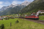 Re 6/6 11678 und Re 4/4 II 11321 sind am 25. Mai 2016 bei Silenen mit einem Gterzug in Richtung Gotthard unterwegs.